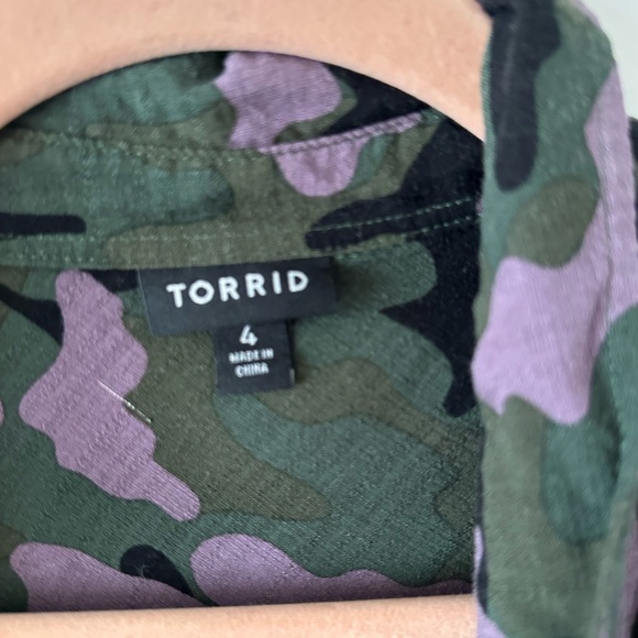 Torrid Blouse 4X Camo Green Drop Shoulder Button Up Top Roll Tab Sleeve Tunic - Picture 3 of 5